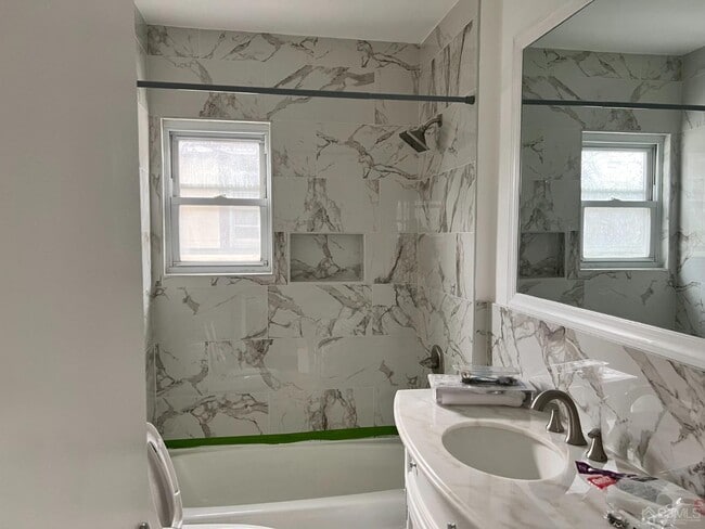 Building Photo - 27 John St