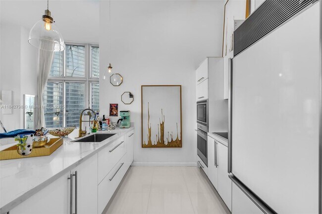Building Photo - 465 Brickell Ave