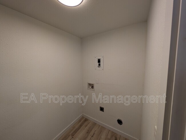 Building Photo - 3712 Bryn Mawr Dr NE