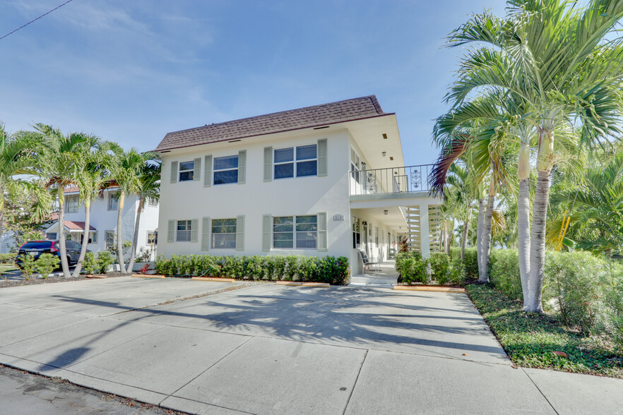 Only 6 units in building. Assigned parking spot and plenty of street parking - 230 S Lakeside Dr