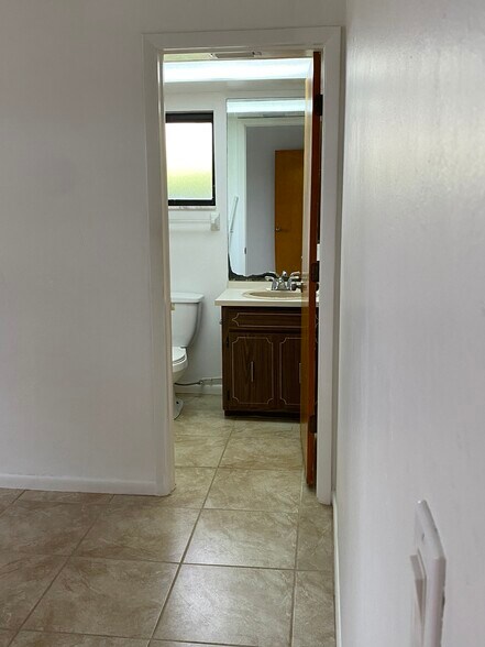 Building Photo - 513 SE 24th Ave