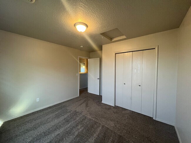 Building Photo - 945 W Woodpine St