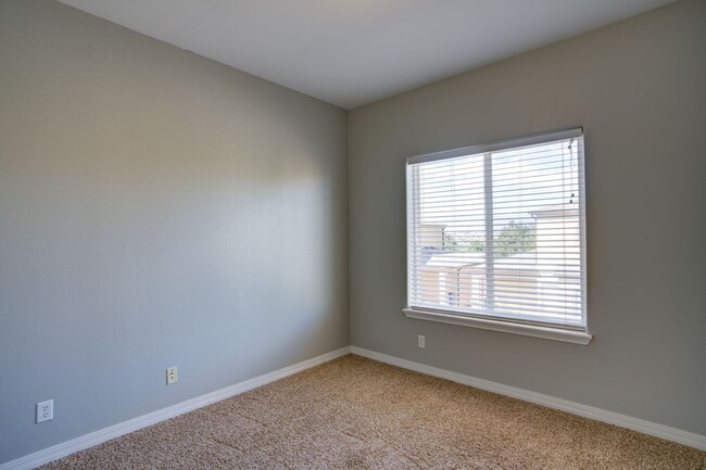 Building Photo - 2 bedroom Townhome w/Garage in Gated Commu...