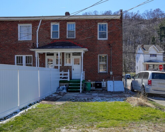 Building Photo - 68 Dewey St