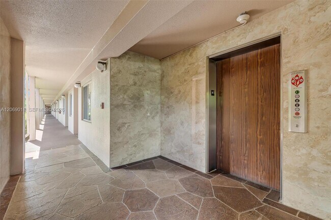 Building Photo - 12651 SW 16th Ct