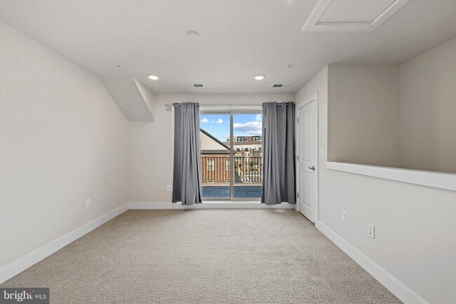 Building Photo - 148 Stowe Dr