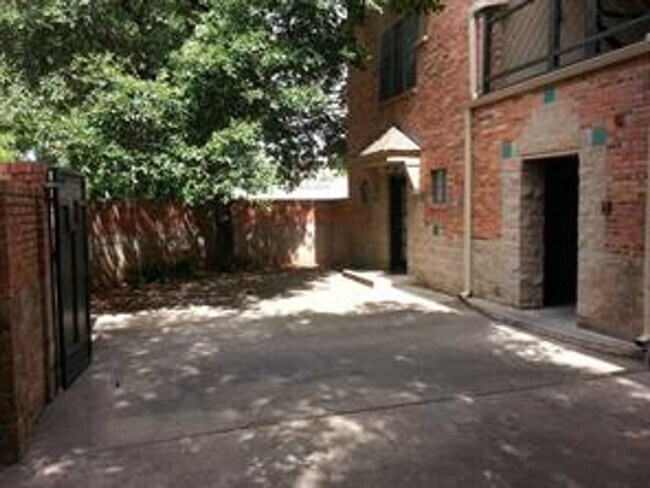 Building Photo - 1/1 Condo Walking Distance to UT