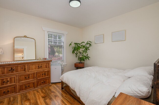 Building Photo - Charming 2 Bed, 1 Bath Home with Bonus Off...