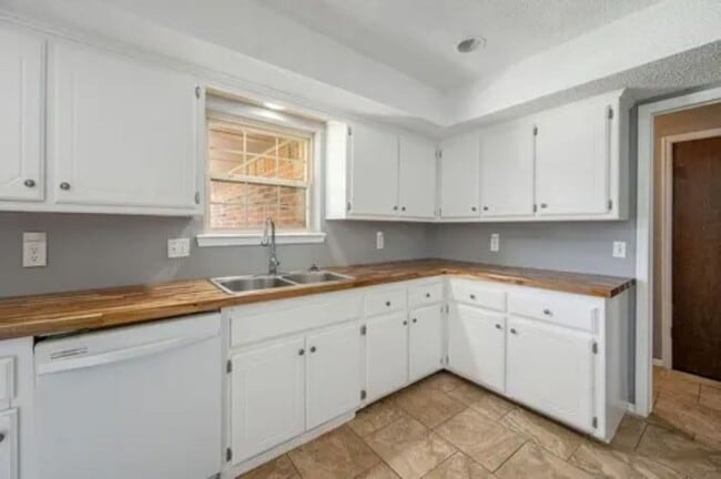 Building Photo - Updated 3 Bedroom/2 Bath Home w/Beautiful Landscaping - Edmond Schools