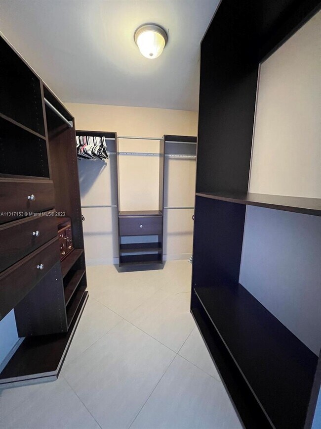 Building Photo - 2500 NE 135th St