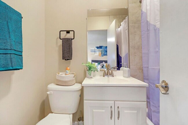 Building Photo - 5009 Columbia Ave