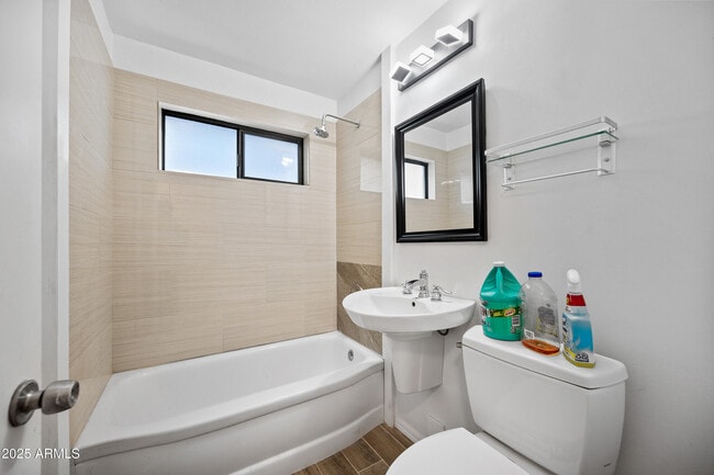 Building Photo - 1014 E Orange Dr