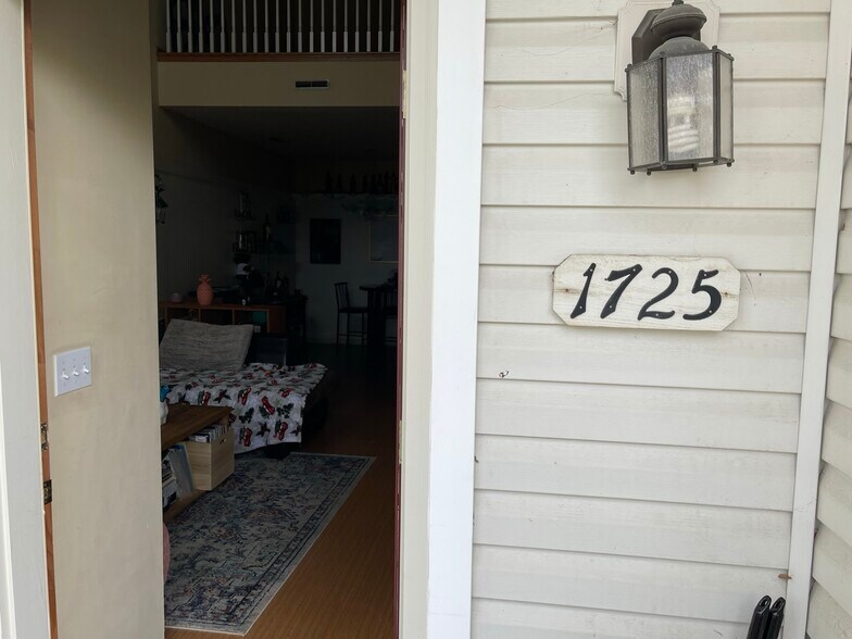 Building Photo - 1725 Countryside Dr