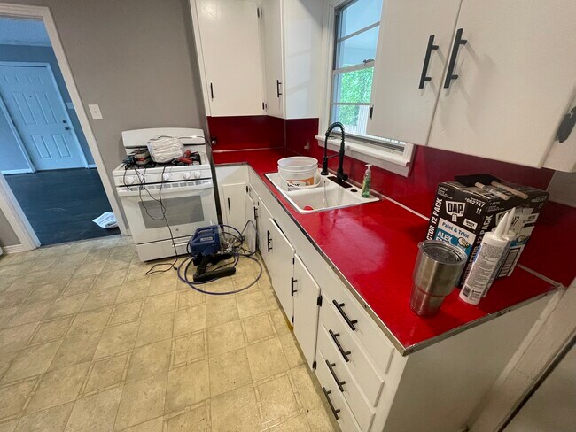 Building Photo - 404 Holly St