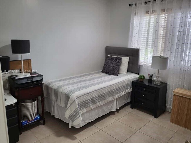 Building Photo - 3415 NE 9th Dr