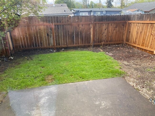 Building Photo - East Medford - 3 bed 1.5 bathroom 2 story duplex