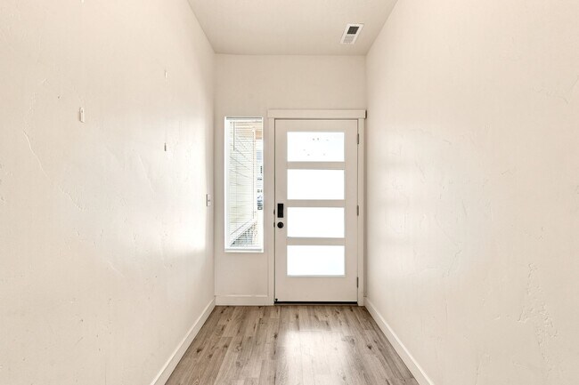 Building Photo - 3 Bedroom 2.5 Bathroom Townhome in Bluffdale!