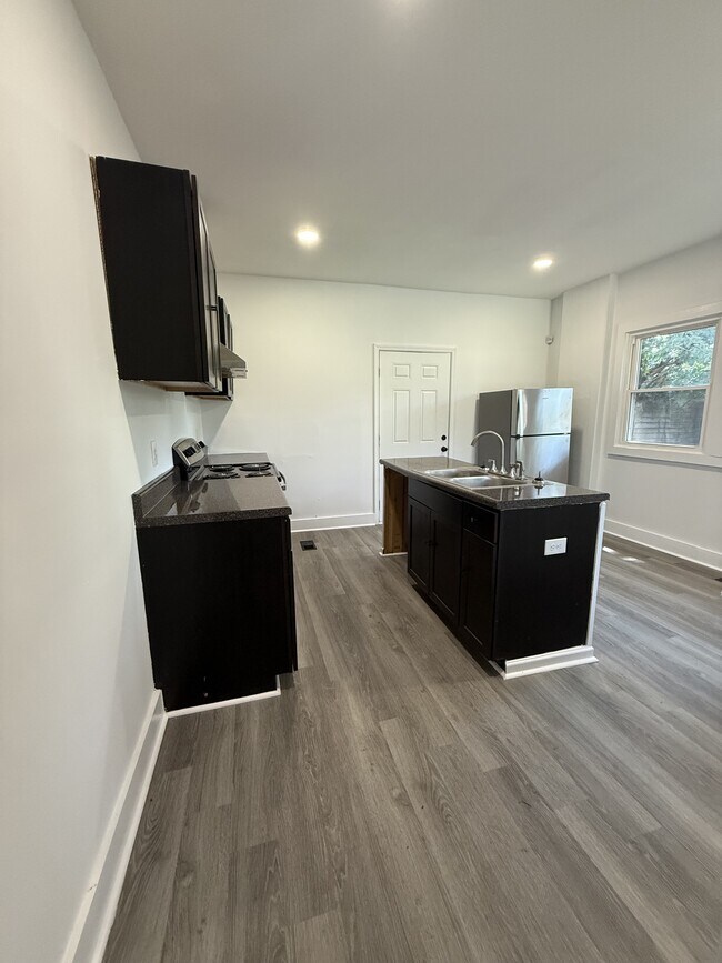 Building Photo - 1031 Cotton Ave SW