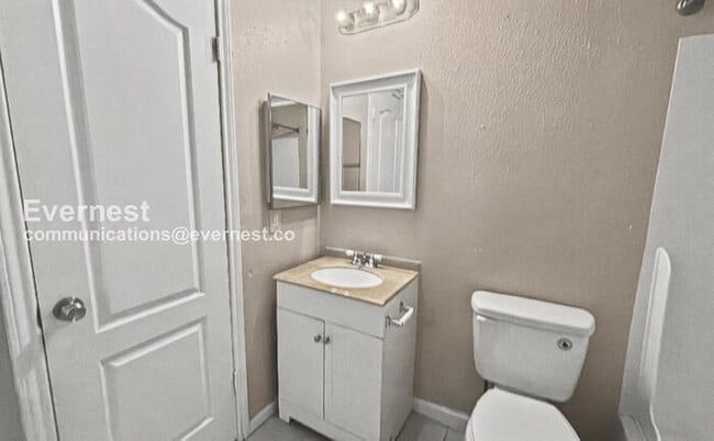 Building Photo - 3 Bed, 2.5 Bath Home with Fenced Yard & Garage / Pet-Friendly / Available Now!