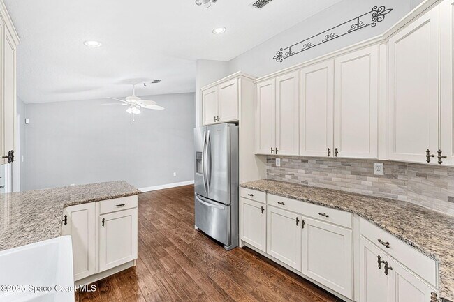 Building Photo - 445 Diana Blvd