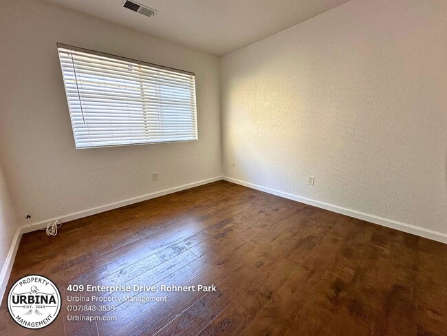 Building Photo - Move-In Ready Rohnert Park Condo with Pool...