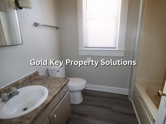 Building Photo - 907 W Main St