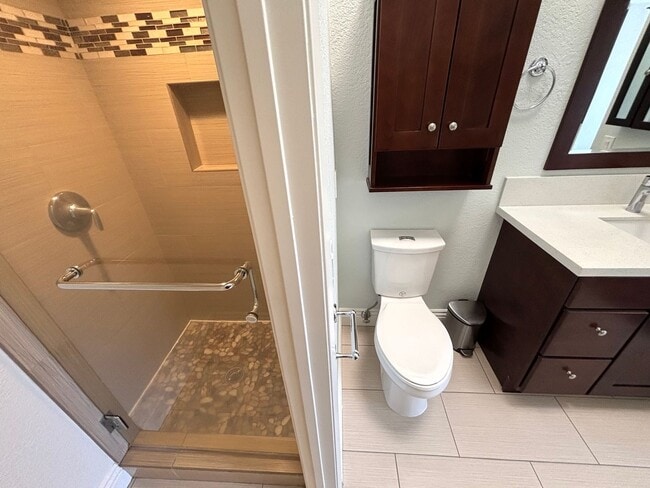Building Photo - Updated 2 Bedroom home in Fullerton