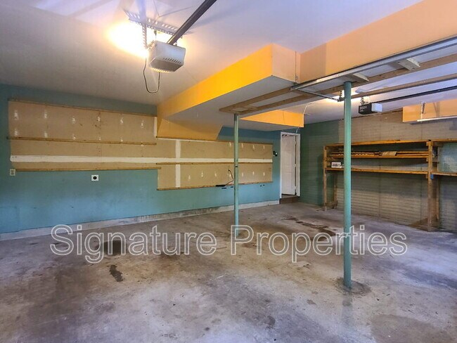 Building Photo - 105 Oakwood Dr