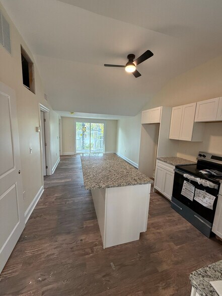 Building Photo - 42 Eastview Rd