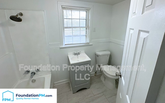 Building Photo - 1492 Faxon Ave