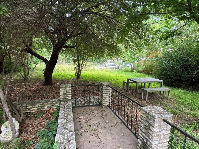 Building Photo - 905 Tillery St
