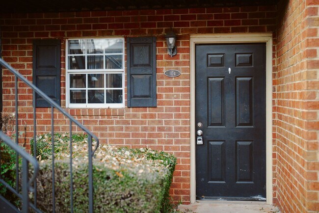 Building Photo - For Lease: Charming 2 Bedroom, 1 Bath Condo in Winfield Chase