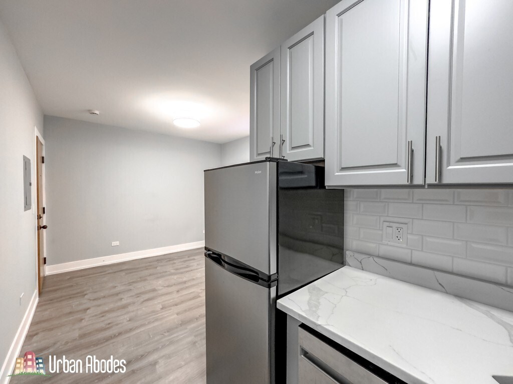 Building Photo - 503 W Belmont Ave