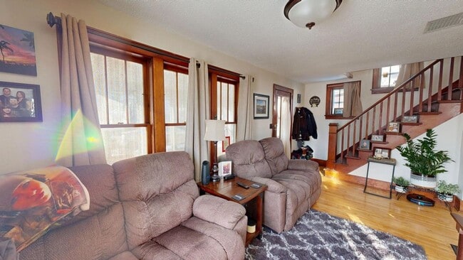 Building Photo - 3BED 2 BATH 2 CAR GARAGE HOME $1500/M TOMAH