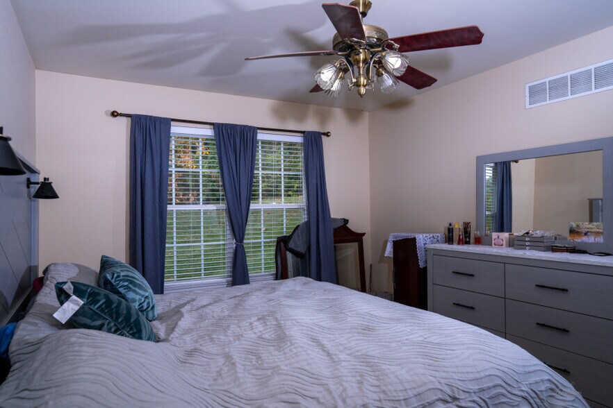 master bedroom suite - 615 Grayhawk Cir