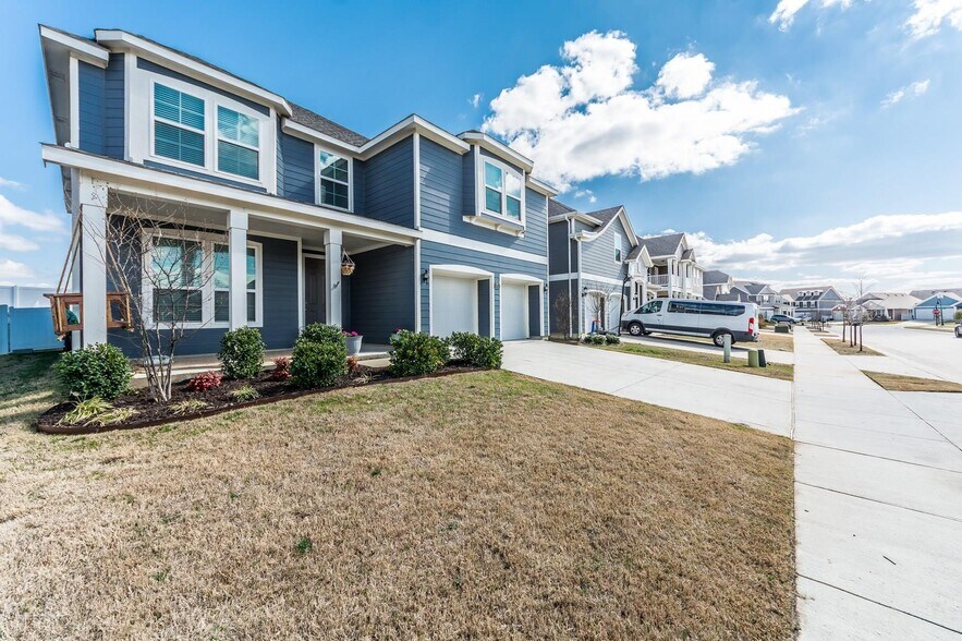 Building Photo - 2124 Dewitt Ln