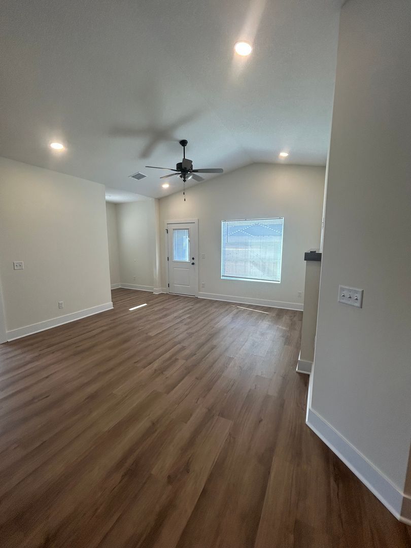 Building Photo - 17010 Kashmir St