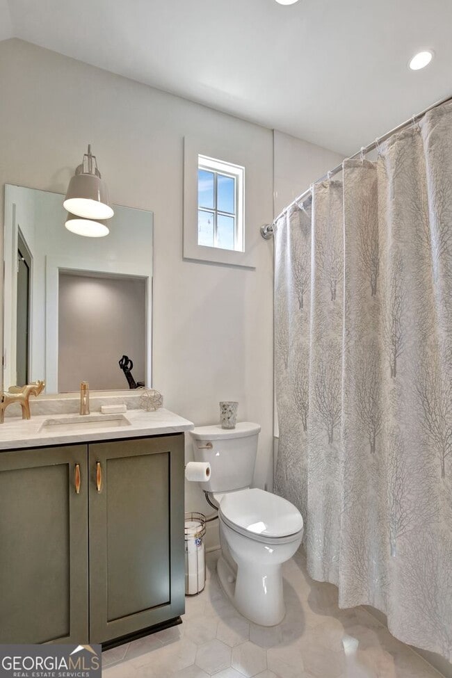 Building Photo - 2bd/2.5ba in Trilith. LakeFront Views!