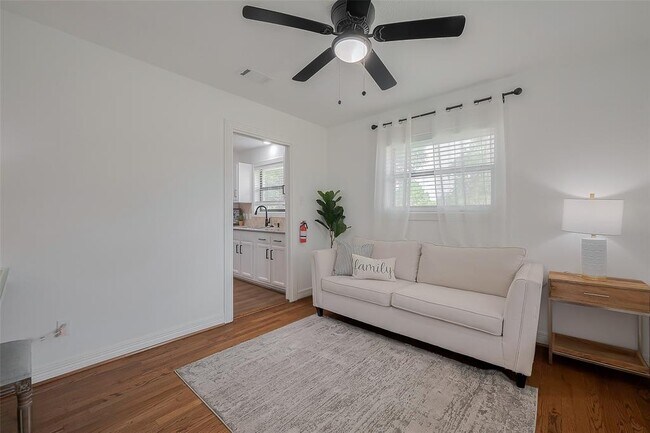 Building Photo - 8057 Ridgeview Dr