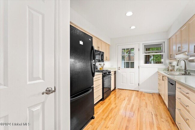 Building Photo - 12 Vallera Rd