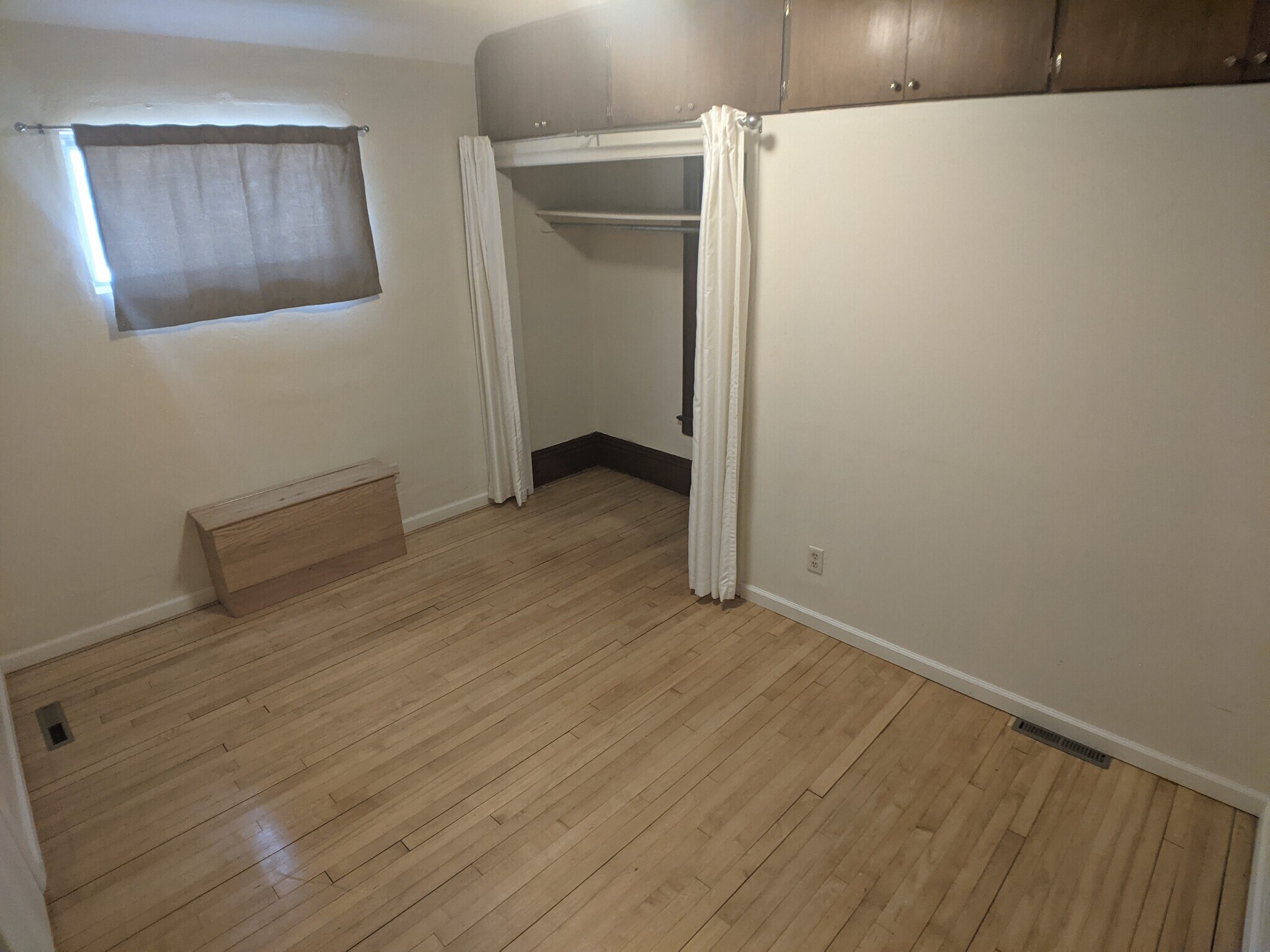 Second bedroom - 613 Bay St