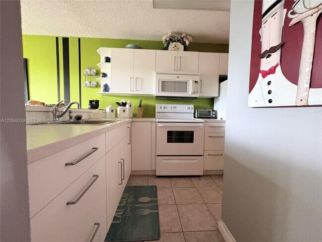 Building Photo - 929 Coral Club Dr