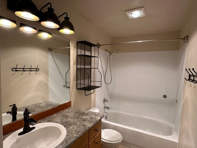 Building Photo - Sterling Heights Condo - Bellevue