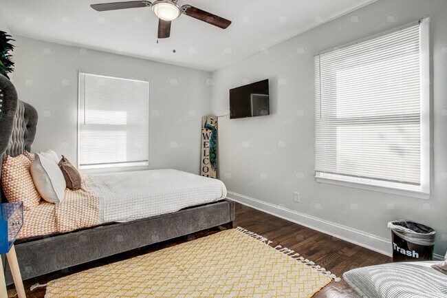 Building Photo - 3-bedroom 3-bathroom w/a loft in historic ...