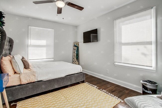 Building Photo - 3-bedroom 3-bathroom w/a loft in historic Pendleton Heights!