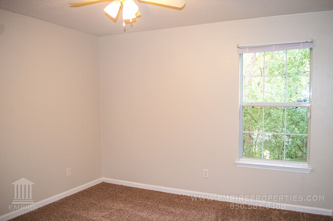 Building Photo - Spacious Central Townhome