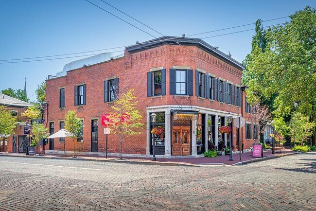 Building Photo - 598 Lathrop St