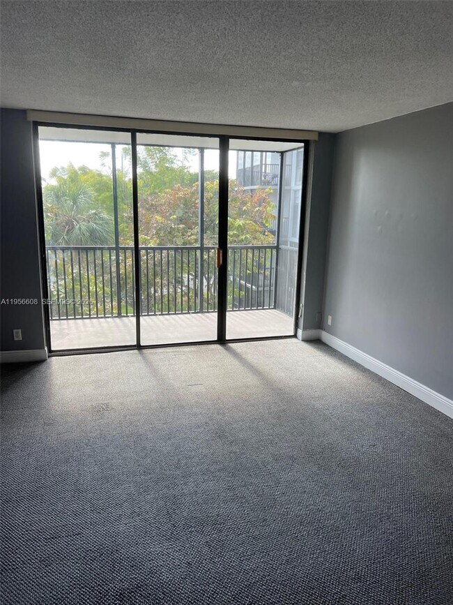 Building Photo - 3301 N Country Club Dr