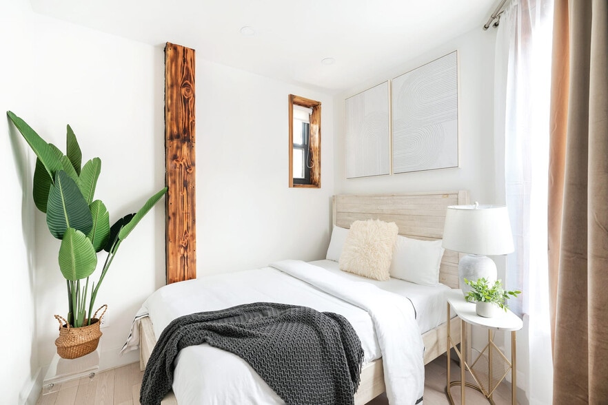 Building Photo - 515 W 48th St