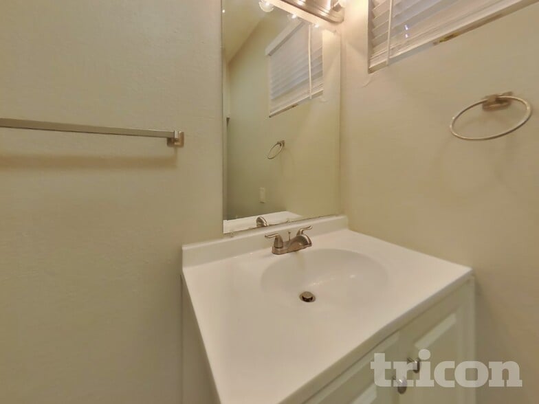Building Photo - 420 Deauville Dr